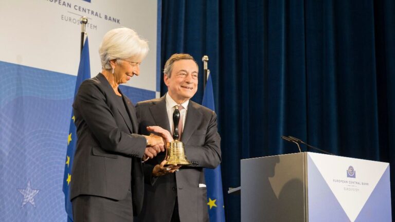 La presidenta del BCE, Christine Lagarde, y su predecesor, Mario Draghi