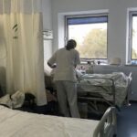 Una enfermera atiende a una paciente