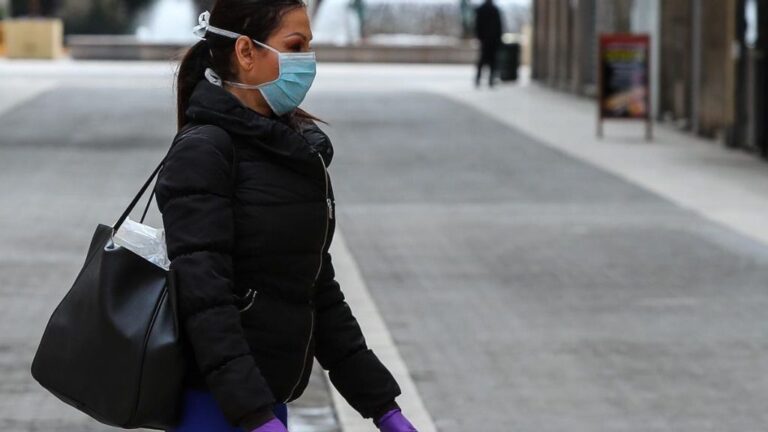 Imagen de recurso de una mujer con mascarilla por el coronavirus.
