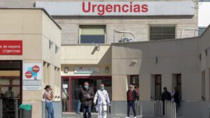 Varias personas protegidas con mascarilla se encuentran cerca de la puerta de Urgencias del Hospital Gregorio Marañón (Madrid)
