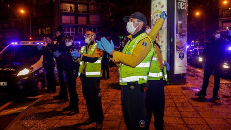 Policías, enfermeros y médicos se unen a los aplausos a los trabajadores sanitarios