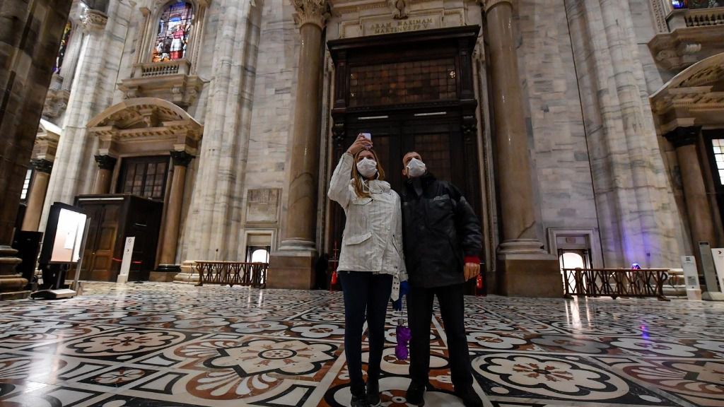 Turistas en el interior del Duomo de Milán