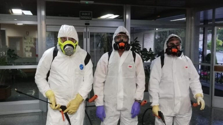 Delegados sindicales y voluntarios desinfectan la residencia Doctor González Bueno de Madrid