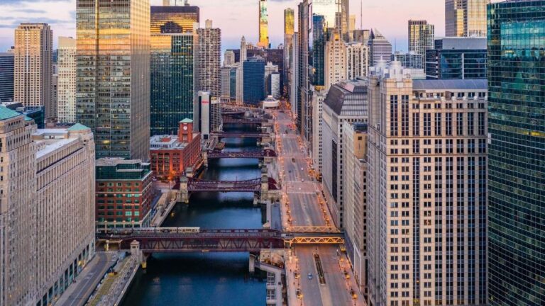 Vista aérea de Chicago desierta durante la pandemia del coronavirus