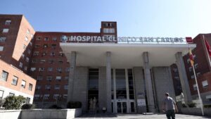 Puerta principal del Hospital Clínico San Carlos de Madrid