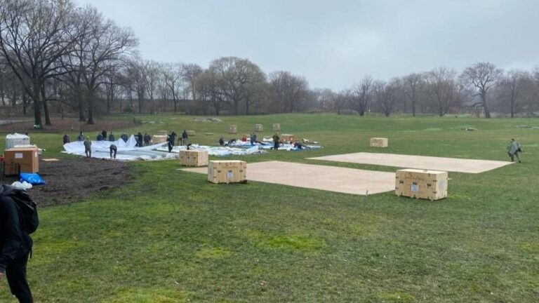 Hospital de campaña levantado por Caridad Samaritana en el Central Park de Nueva York