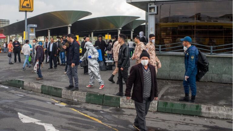 Personas con mascarillas y equipos de desinfección en Teherán