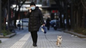 Una mujer pasea a su perro en Tesalónica coronavirus
