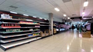 Compradores acuden a supermercados en el segundo día laborable del estado de alarma por el coronavirus, en Madrid (España)