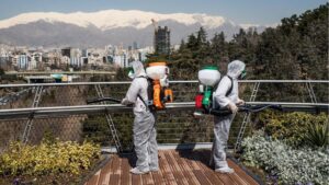 Trabajadores iraníes desinfectando un puente en Teherán