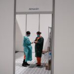 Dos trabajadores sanitarios hablan en las instalaciones del hospital de campaña instalado en IFEMA coronavirus