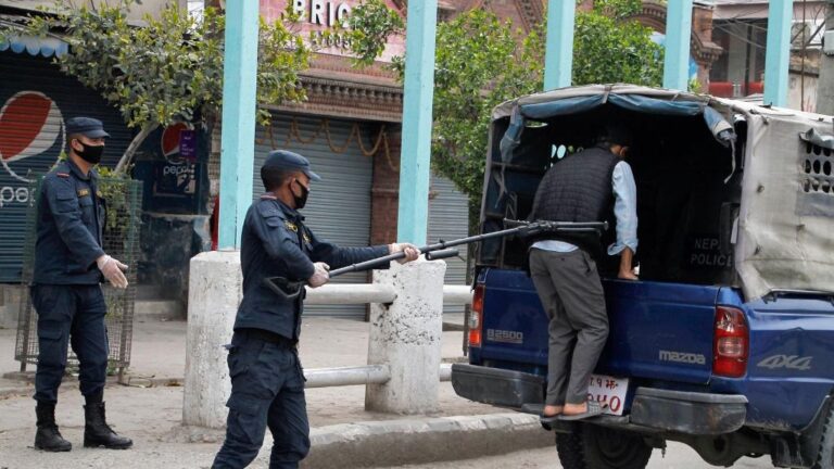 Un policía de Katmandú detiene a un hombre por saltarse la cuarentena