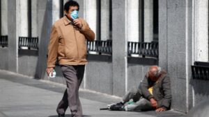 Un hombre con mascarilla pasea por una calle de Madrid durante la crisis del coronavirus a 15 de marzo de 2020.