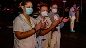 Enfermeros y médicos se unen a los aplausos a los trabajadores sanitarios