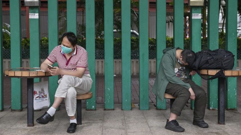 Dos hombres con mascarillas en China. coronavirus