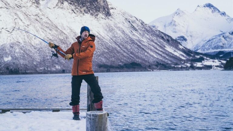 Kilian Jornet lanzando la caña de pescar