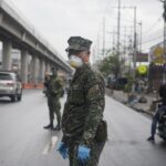 Un militar con mascarilla en una calle de Manila