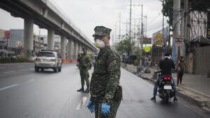 Un militar con mascarilla en una calle de Manila