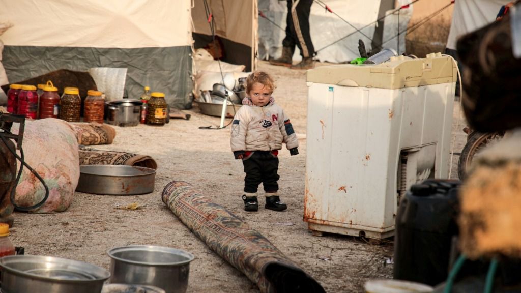 Un niño sirio mira a cámara en un campo de refugiados en la localidad de Dana, cerca de la frontera de Siria con Turquía, el 27 de diciembre de 2019