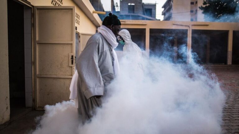 Labores de desinfección en Dakar - Sadak Souici/Le Pictorium Agency