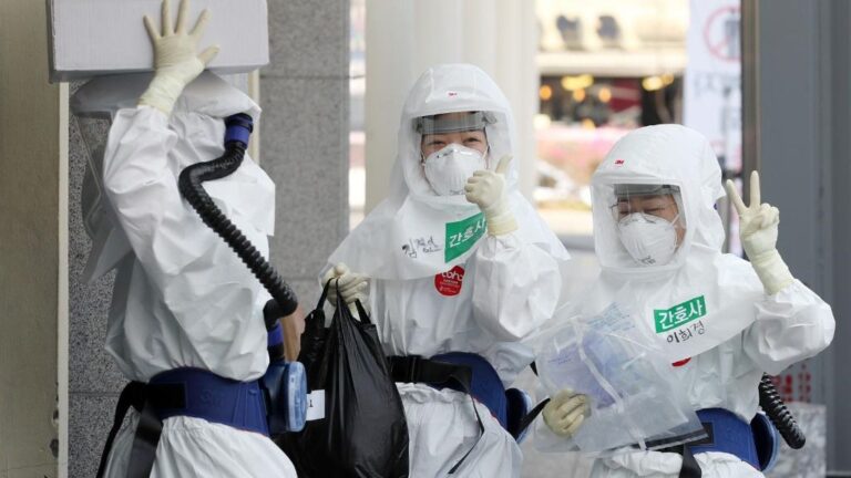 Trabajadores médicos en el hospital de Dongsan en Daegu (Corea del Sur)