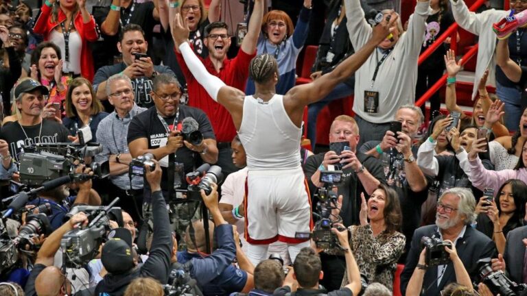 Dwyane Wade festeja con el público tras un partido de Miami Heat