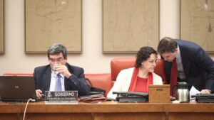 El ministro de Inclusión, Seguridad Social y Migraciones, José Luis Escrivá, y la presidenta de la Comisión de Seguimiento y Evaluación de los Acuerdos del Pacto de Toledo, Magdalena Valerio