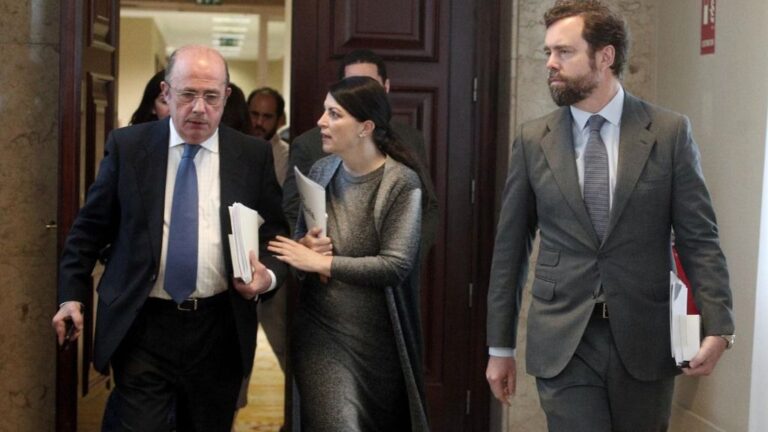 El portavoz VOX en el Congreso de los Diputados, Iván Espinosa de los Monteros (dech) y la secretaria general del Grupo Parlamentario de VOX, Macarena Olona (centro), junto al vicepresidente cuarto de la Mesa del Congreso, Ignacio Gil Lázaro