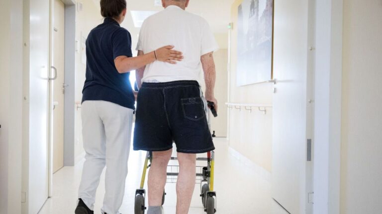 Una enfermera acompaña a un paciente mayor en un hospital de Hamburgo