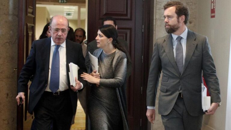 El portavoz VOX en el Congreso de los Diputados, Iván Espinosa de los Monteros (dech) y la secretaria general del Grupo Parlamentario de VOX, Macarena Olona (centro), junto al vicepresidente cuarto de la Mesa del Congreso, Ignacio Gil Lázaro