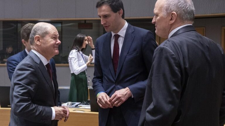 El ministro de Finanzas holandés, Wopke Hoekstra, (en el centro) conversa con su homólogo alemán, Olaf Scholz