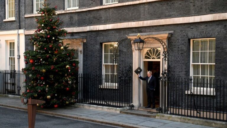 El primer ministro británico, Boris Johnson, saluda en la puerta del número 10 de Downing Street, en Londres, el 13 de diciembre de 2019