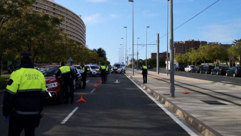 Control en la avenida de Las Naciones, en playa de San Juan