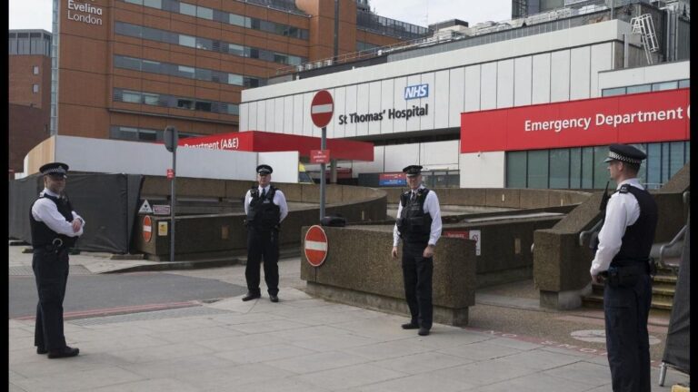 La Policía de Londres junto al Hospital St Thomas en el que se encuentra ingresado Johnson