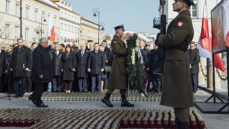 Homenaje al ex presidente polaco Lech Kaczynski en el décimo aniversario del accidente aéreo en el que murió