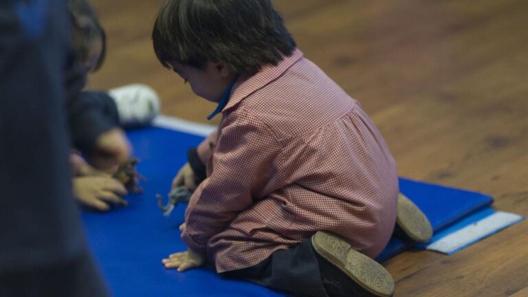 Niño jugando en un aula