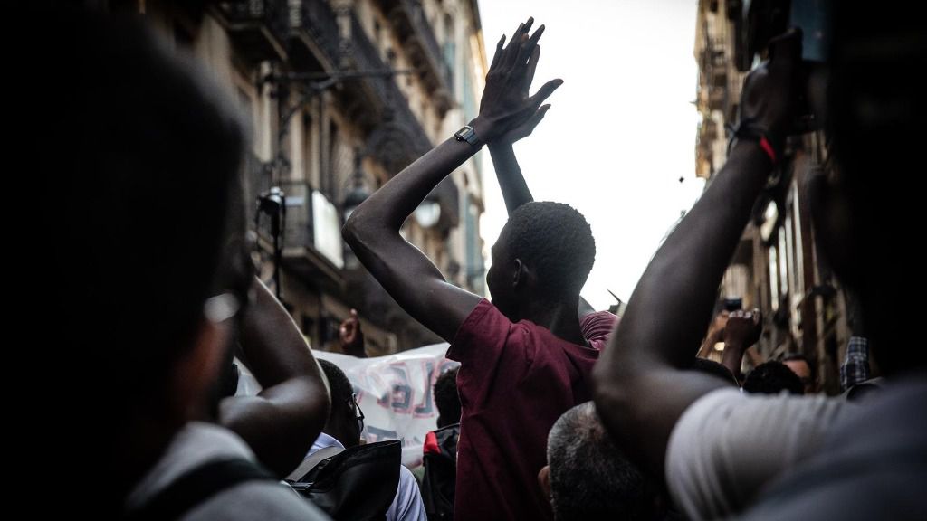 Uno de los migrantes que se concentraron en la Barceloneta y la Via Laietana de la capital de Cataluña contra el ‘racismo institucional’ del Ayuntamiento.