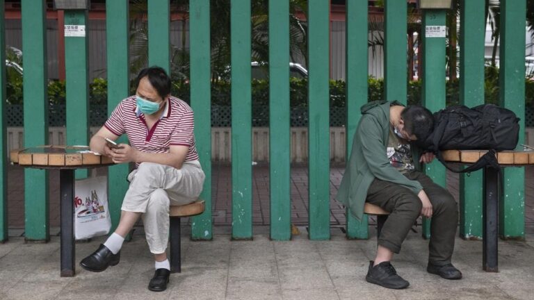 Dos hombres con mascarillas en China. coronavirus