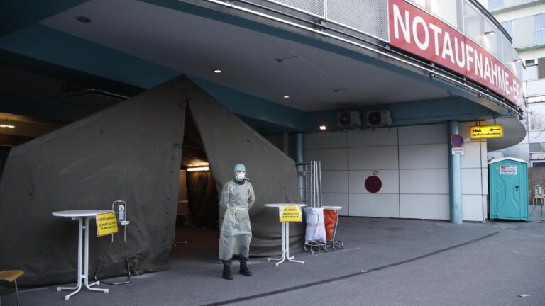 Un militar con traje de protección en el acceso de un hospital en la ciudad austriaca de Graz coronavirus