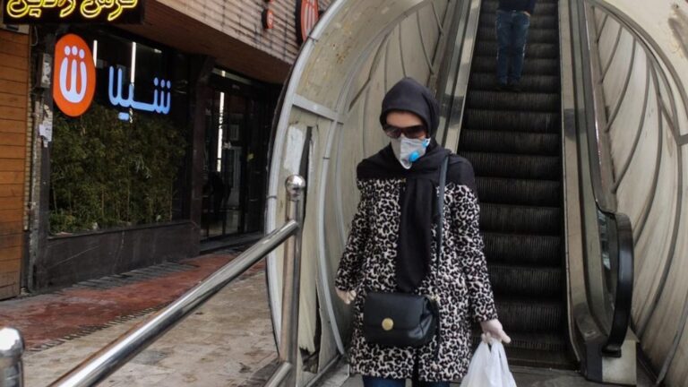 Una mujer con mascarilla en la capital de Irán, Teherán, ciudad afectada por el nuevo coronavirus
