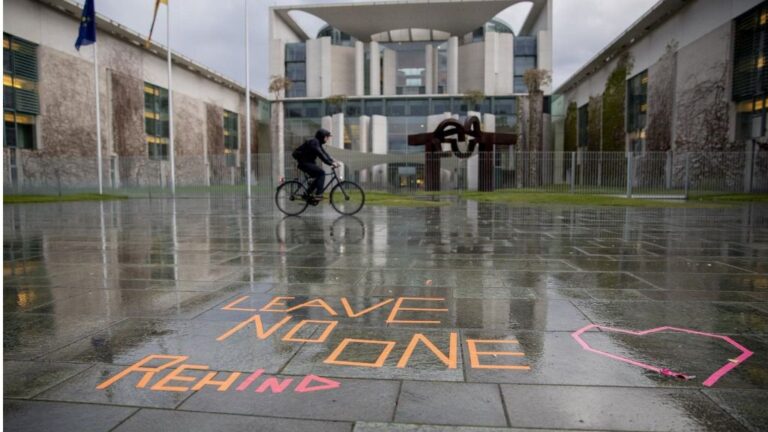 La sede de la Cancillería de Alemania con el mensaje 'No dejes a nadie detrás' coronavirus
