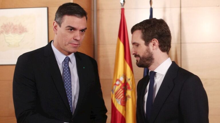 Reunión del jefe del Ejecutivo en funciones, Pedro Sánchez, y el líder del PP, Pablo Casado