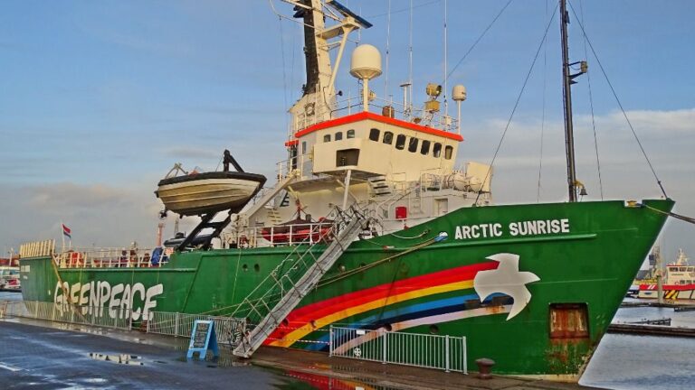 Barco de Greenpeace