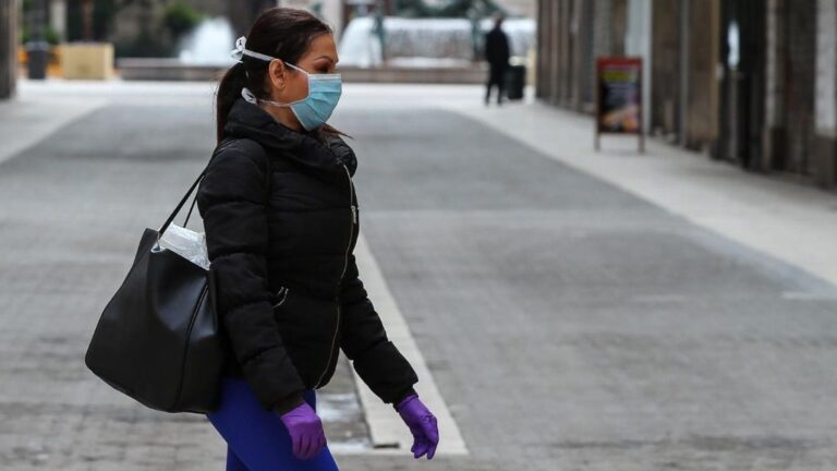 Imagen de recurso de una mujer con mascarilla por el coronavirus.