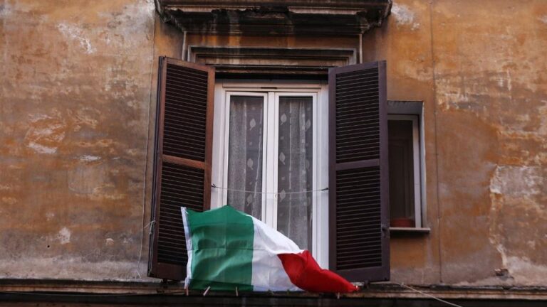 Una bandera de Italia en una ventana