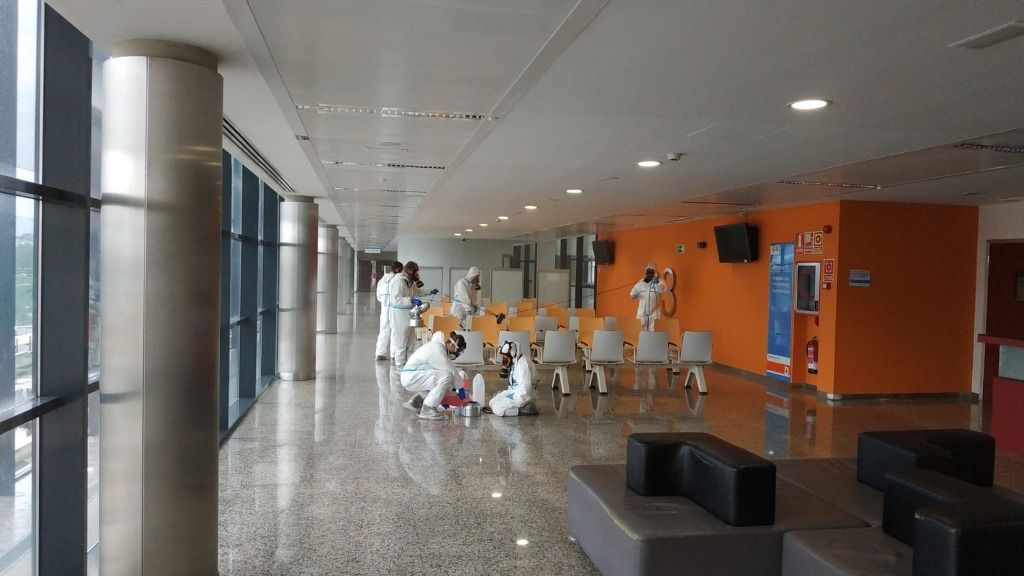 Militares del Ejército de Tierra desinfectan el Hospital Doce de Octubre de Madrid