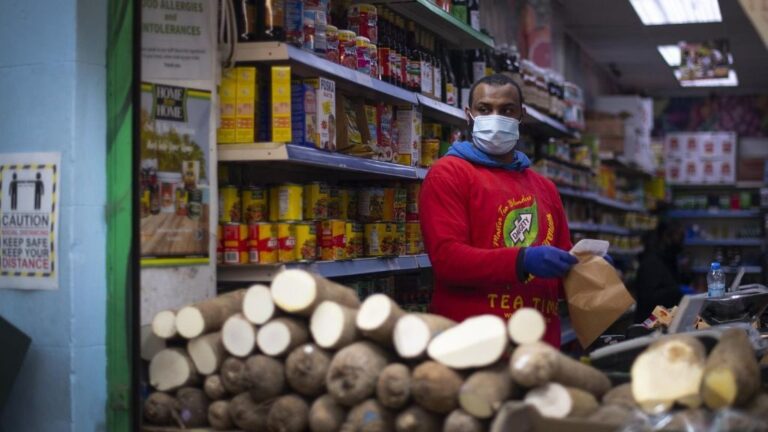 Vendedor con mascarilla en un mercado de Londres