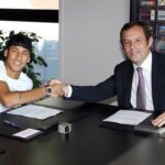 El jugador Neymar con Sandro Rosell firmando el contrato
