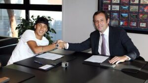 El jugador Neymar con Sandro Rosell firmando el contrato