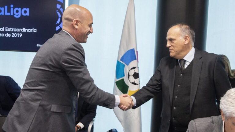 Luis Rubiales, presidente de la Real Federación Española de Fútbol (RFEF), con el presidente de LaLiga, Javier Tebas